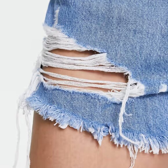 Levi's Women's High Waisted Mom Shorts- Distressed Medium Wash- Size 25 - Picture 4 of 14